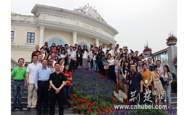 ȫ���W(w��ng)ýӛ�߾۽���h �����L����(j��ng)��(j��)���l(f��)չ�}��