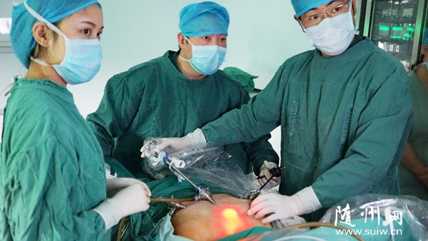 �����t(y��)Ժ��Ժ�L(zh��ng)��һŮ�Ի����M(j��n)�����΢��(chu��ng)��ǻ�R�¼נ����г����g(sh��)