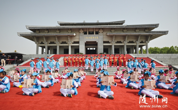 ��ɽ�(zh��n)2000������С�W(xu��)�����_չ�����b���W(xu��)��(j��ng)������P(y��ng)�׵��Ļ����b�x���