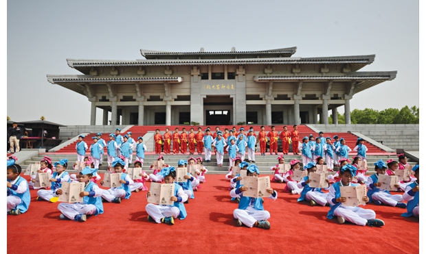 ��ɽ�(zh��n)2000������С�W(xu��)�����_չ�����b���W(xu��)��(j��ng)�䣬��P(y��ng)�׵��Ļ����b�x���(d��ng)