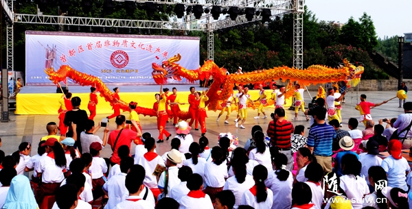 �����^(q��)Ⱥˇ�^�e�з����|(zh��)�Ļ��z�a(ch��n)չʾ