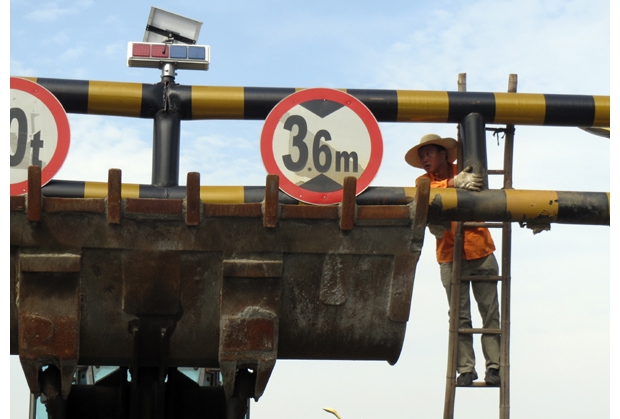 �S����·�����T��(du��)ײ�p�ĵ�·�޸��O(sh��)ʩ�M(j��n)�оS��