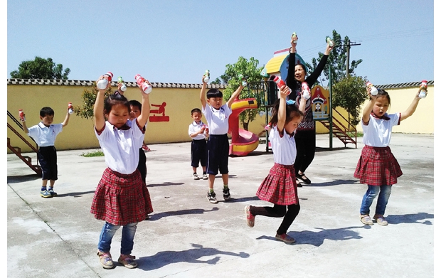 �S�h�߳��(zh��n)�߹õ�С�W(xu��)��ӭ�ӡ���һ����ͯ��(ji��)�M�������ž���ˇ��(ji��)Ŀ