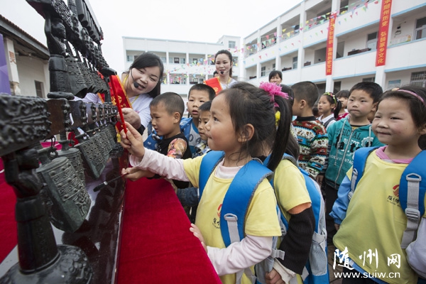 �S�ݲ����^���Ļ�����(w��)�MУ�@��������M�S�h��ɽ�(zh��n)�켯С�W(xu��)