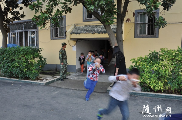 �����������(du��)�ٱ��ڰ����p�Z(y��)�W(xu��)У�_չ������ȫ��Ӗ(x��n)����(y��ng)����ɢ�ݾ�