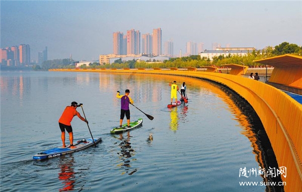 �{���\������A