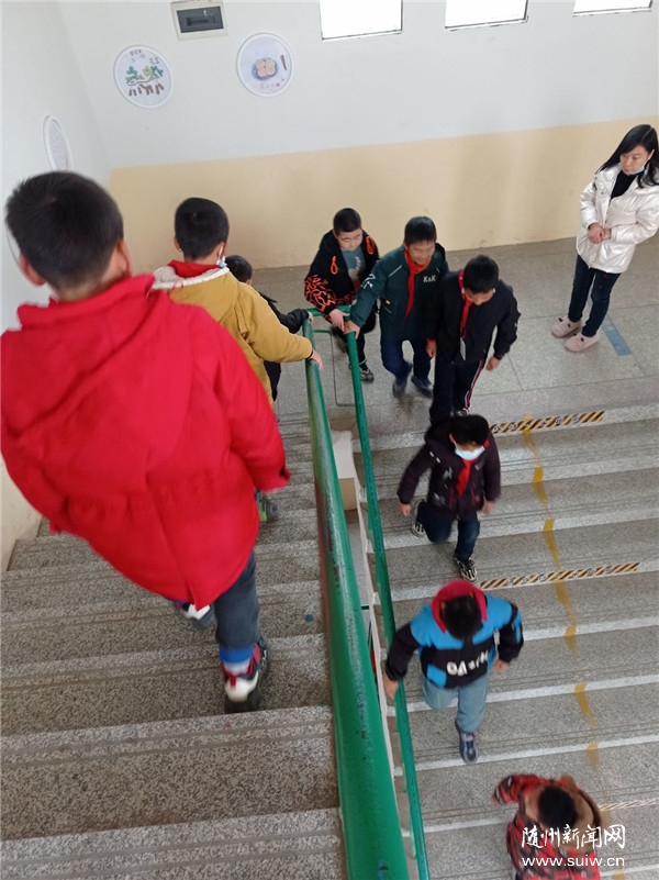 �����(zh��n)��һС�W(xu��)�M(j��n)�з���̤��ȫ�ݾ����(d��ng)