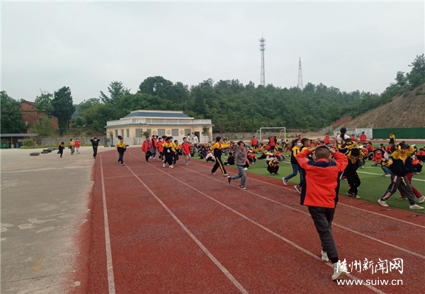 �����(zh��n)��һС�W(xu��)�_չ����p��(z��i)��(y��ng)���ݾ����(d��ng)