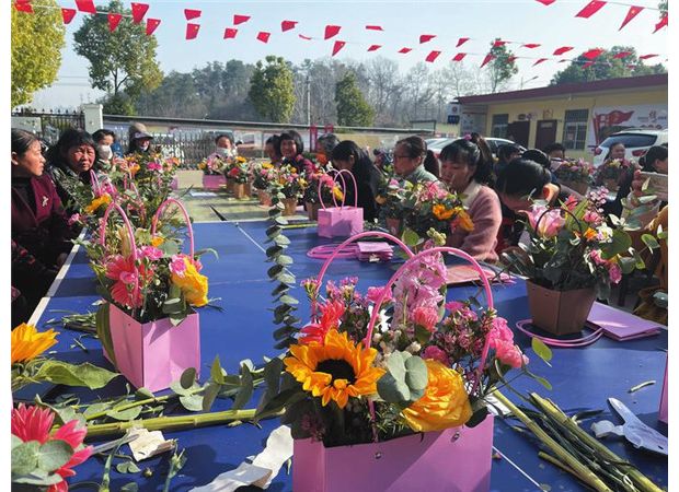 �����ˡ��DŮ��(ji��)ˇ�g�廨���