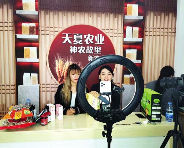 �ƽ���ɫ�r(n��ng)�a(ch��n)Ʒ