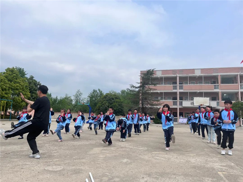 �S�h�����(zh��n)����(li��n)�w�������l(xi��ng)�����һ�ش�ˮ