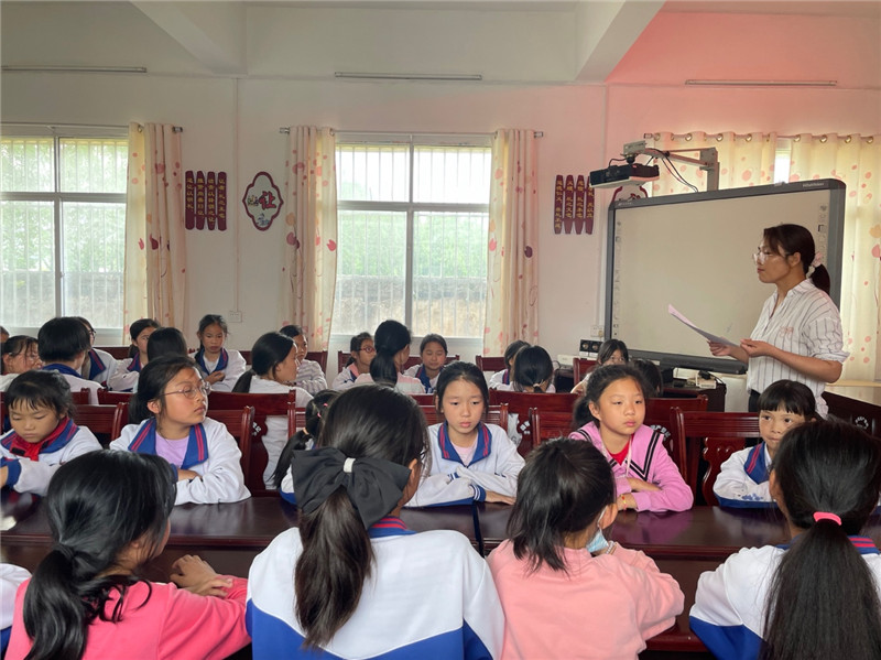 �����(zh��n)�ڶ�С�W�_չŮ���������������v��