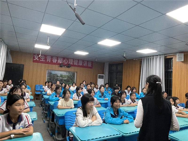 �����(zh��n)���ČW(xu��)У�_չŮ���ഺ�ڽ������}�v��