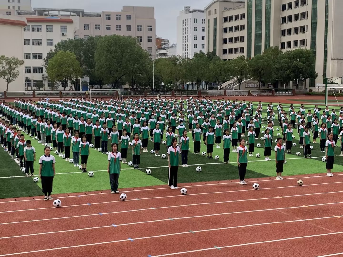 �����^(q��)�ķ�W(xu��)У�e�O�_չ��ꖹ��w�������n�g���(d��ng)