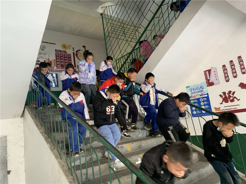 �����(zh��n)С�W��(li��n)�w�ų�У�^(q��)�_չ������ȫ�ݾ����