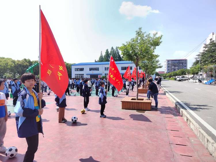 �f���(zh��n)���ČWУ���ƄӌWУ��ɫ���O  �����WУ�k�WƷ�|