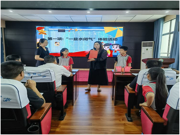 �ε��(zh��n)С�W(xu��)�_չ����ˮ�������������v��ِϵ�л��(d��ng)