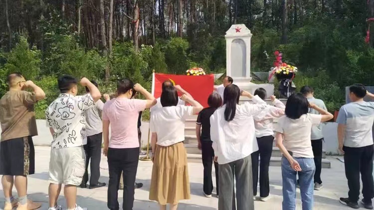 ��ɽ�(zh��n)���ČW(xu��)У�h֧���_չ���}�h�ռtɫ�������(d��ng)