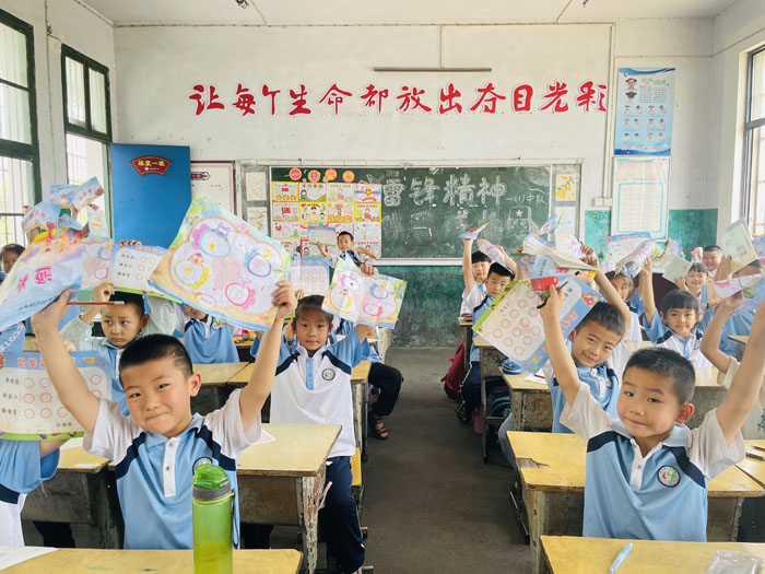 ��ɽ���W(xu��)У�M(j��n)��һ���꼉(j��)�o(w��)���P���B(y��ng)�y(c��)�u(p��ng)