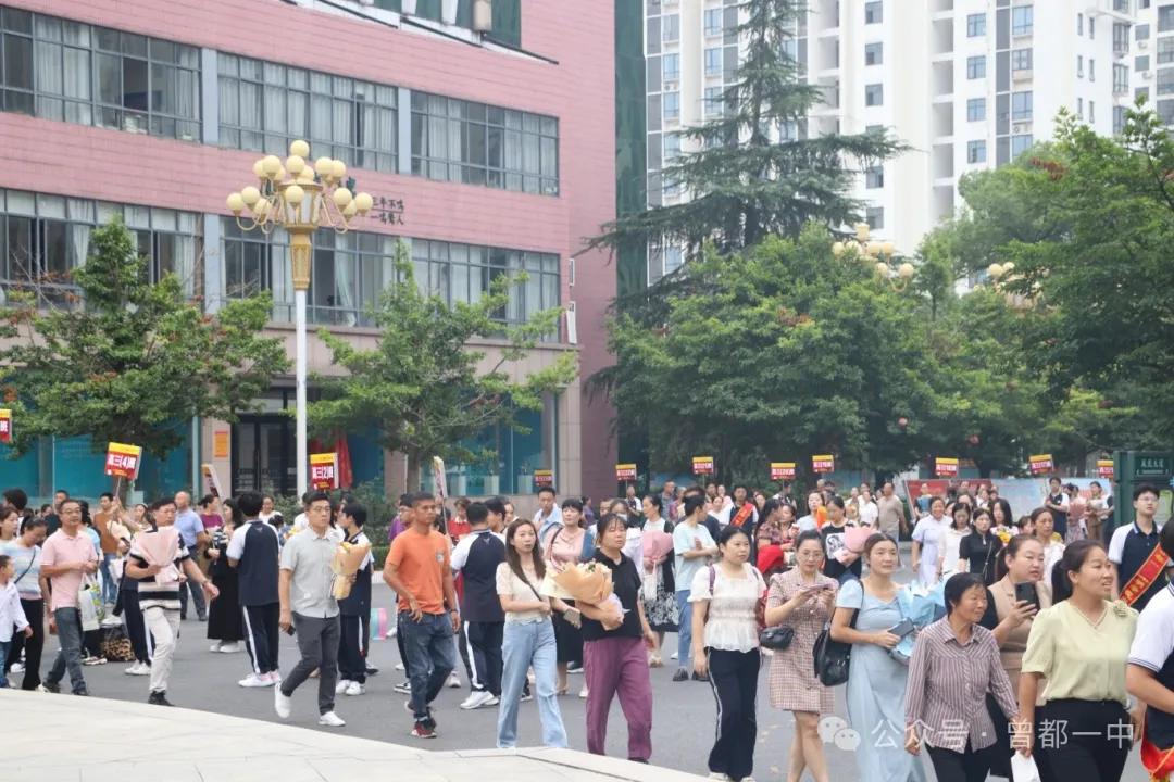 ����һ���e�и����W(xu��)�ӳ��˶Y