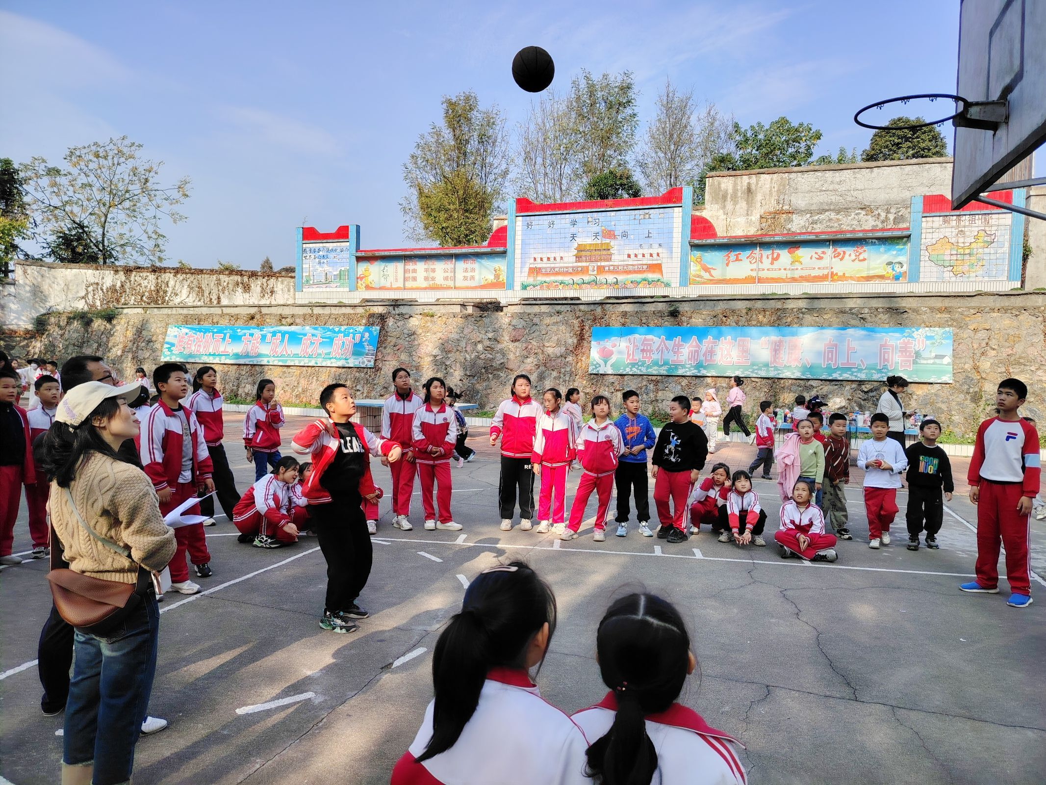 ����(zh��n)С�W(xu��)�e�ж����\(y��n)��(d��ng)��(hu��)���DƬ����