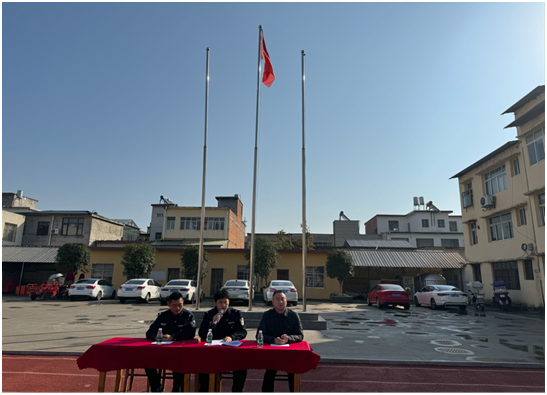 �����(zh��n)С�W(xu��)�e�С������M(j��n)У�@�����v���(d��ng)