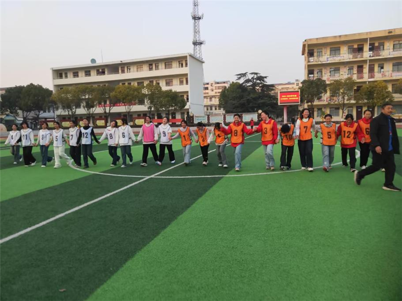 �ƿh�(zh��n)���ČW(xu��)У��(li��n)�w���(li��n)ِ�A�M��Ļ