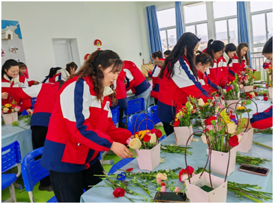 ����(y��u)���I�̭h(hu��n)�����ε��(zh��n)�ڶ��׃��@�_չ�c�����ˡ��DŮ��(ji��)�廨���