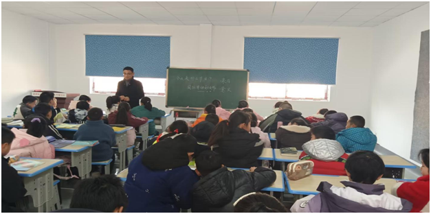 ��̶�(zh��n)���ČW(xu��)У��С�֠��Ӵ���^(q��)  У���o��(d��o)վ�Äڄӌ��`��DŮ��(ji��)�I�Y