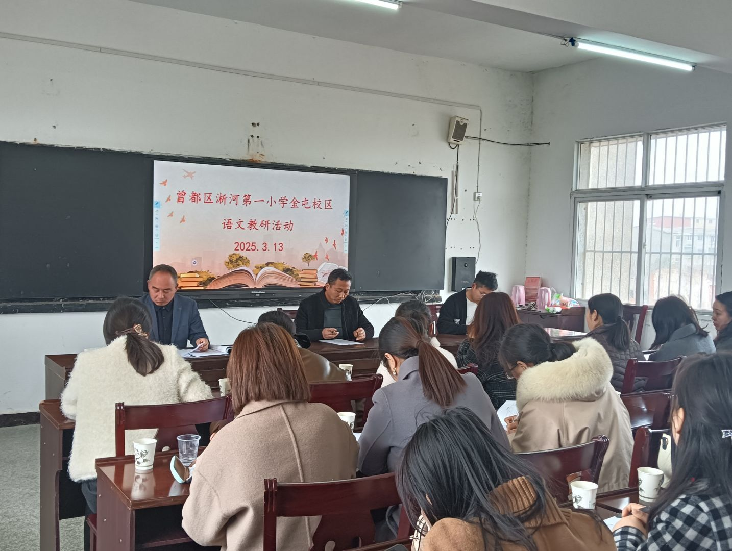 �����^(q��)���ӵ�һС�W����У�^(q��)�_չ�Z�Ľ��л��