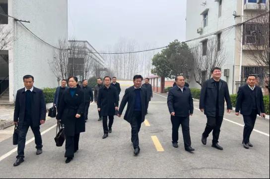 �S���н������I(l��ng)��(d��o)�{(di��o)�о����(zh��n)�W(xu��)У��(sh��)�ֻ�ʳ���\(y��n)�й���