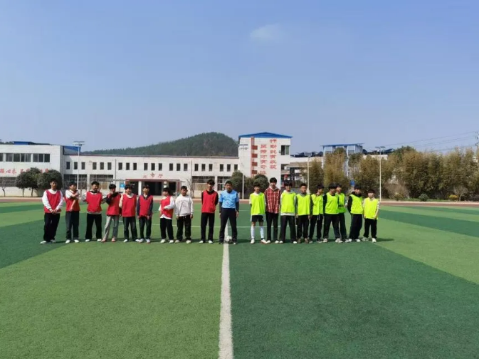 ��ɽ�(zh��n)���ČWУУ����(li��n)ِ��Ѫ�_��