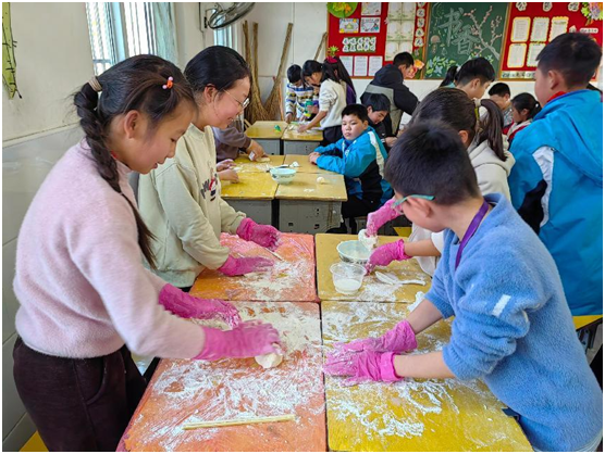 С���(zh��n)ˇ�֌W(xu��)У���ڄ�(d��ng)�n���@����  СС��F(tu��n)�`�»�