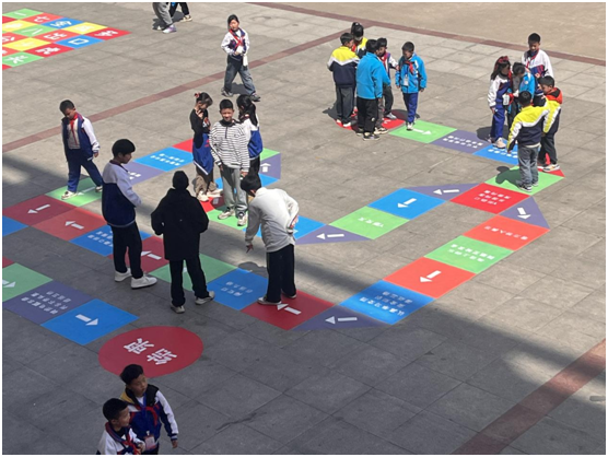 ����(y��u)���I�̭h(hu��n)���������^(q��)���ӵ�һС�W(xu��)��(chu��ng)�µ�����L�ƽ�W(xu��)��������y��