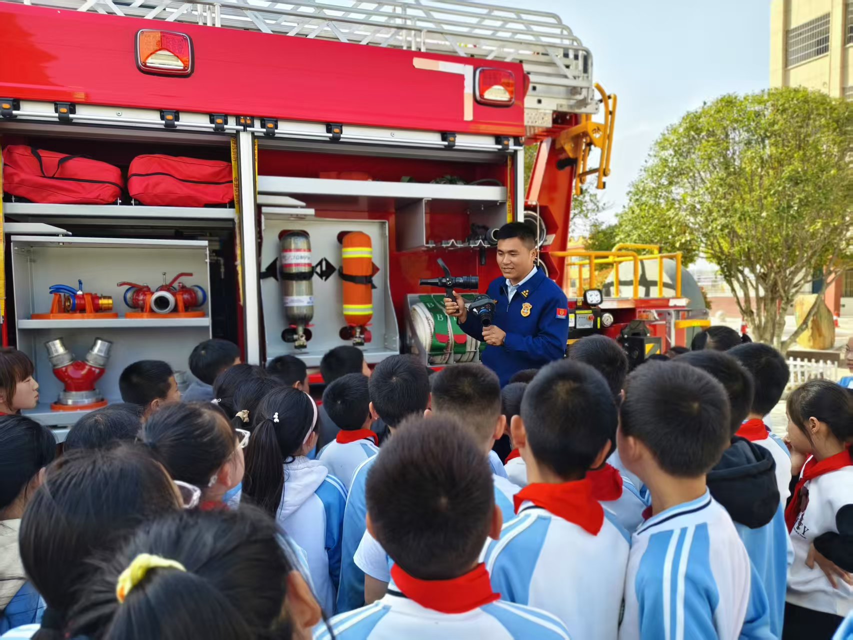 �S�h��ɽ���W(xu��)У�_չ��������}��ջ��