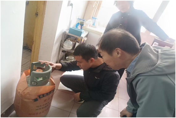 С���(zh��n)��һ�ЌW(xu��)�_չס��Һ��ʯ�͚��ƿ��ȫ�Ų�