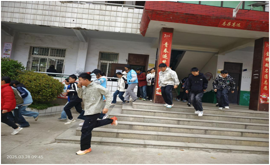 С���(zh��n)���ČW(xu��)У�_(k��i)չ��(y��ng)��������ɢ�ݾ����(d��ng)