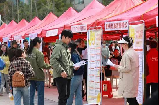 �S���I(y��)���g(sh��)�W(xu��)Ժ����У�@��Ƹ��(hu��)�A�M��Ļ