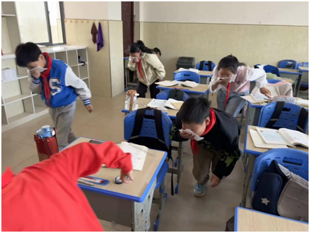 ����(y��u)���I(y��ng)�̭h(hu��n)�������ӵ�һС�W(xu��)��У�^(q��)�_(k��i)չ��(y��ng)����ɢ�����ݾ����(d��ng)