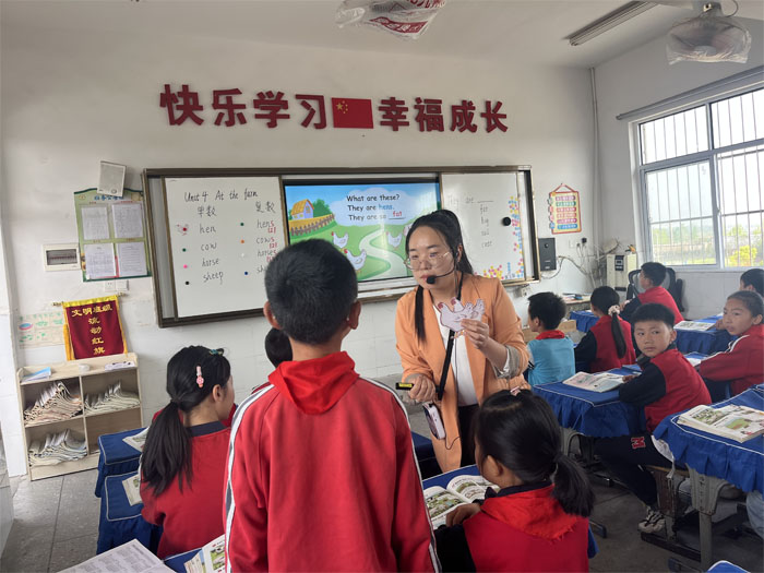 �f�����r(n��ng)�����ČW(xu��)У�M���_չӢ�Z��(li��n)�w���л��