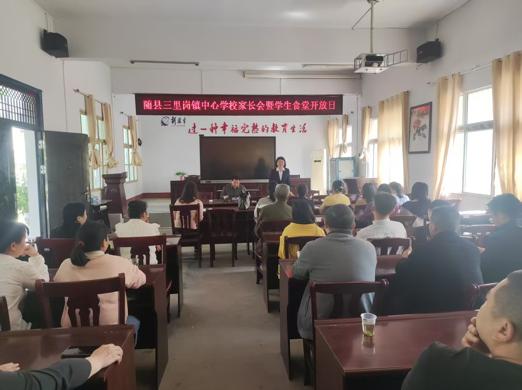 ����(zh��n)���ČW(xu��)У���Lί�T��(hu��)�ߡ��W(xu��)��ʳ���_���ա����(d��ng)