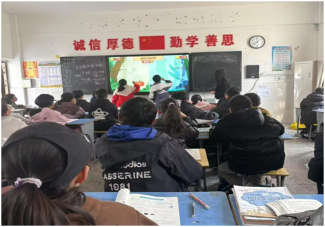 ����(y��u)���I�̭h(hu��n)�������ӵڶ�С�W(xu��)ʮ��У�^(q��)�_չ����ý��й�(ji��)���ƽM�̌W(xu��)չʾ���(d��ng)