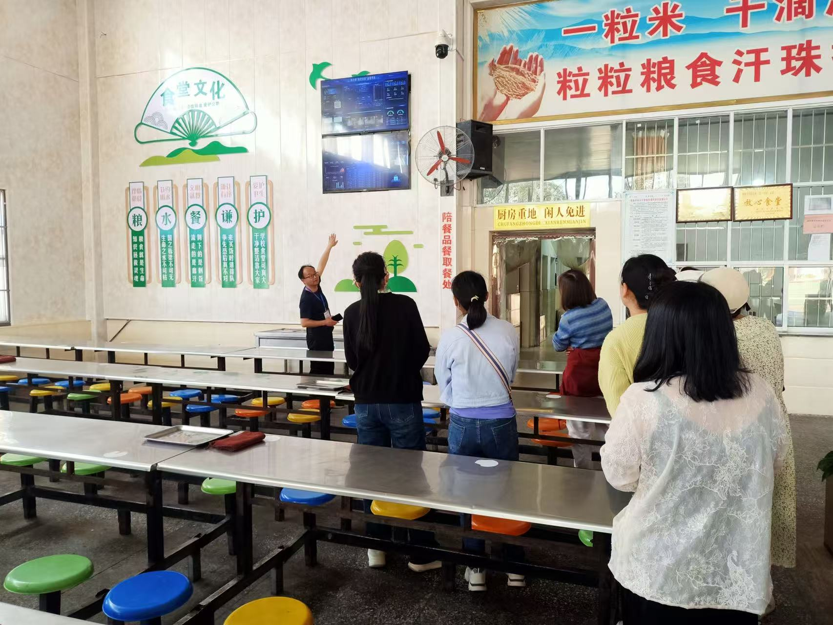 �ƿh�(zh��n)С�W(xu��)�e�м��LƷ���u�ͻ��