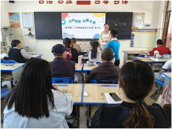 ����(y��u)���I(y��ng)�̭h(hu��n)�������ӵ�һС�W(xu��)��У�^(q��)�ɹ��e�k���L(zh��ng)��(hu��)��ʳ���_���ջ��(d��ng)