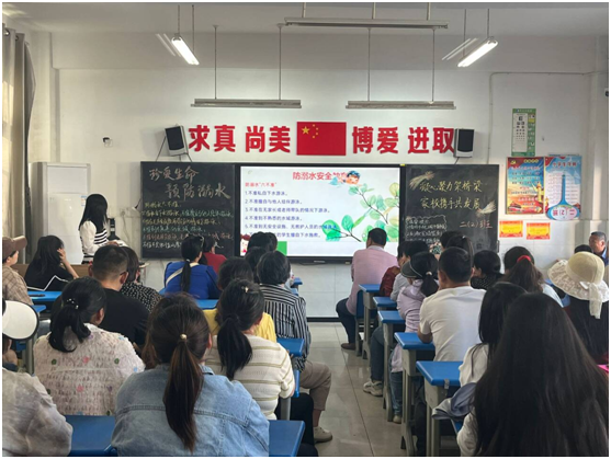 �����^(q��)���ӵ�һС�W(xu��)�e�м��L(zh��ng)��(hu��)