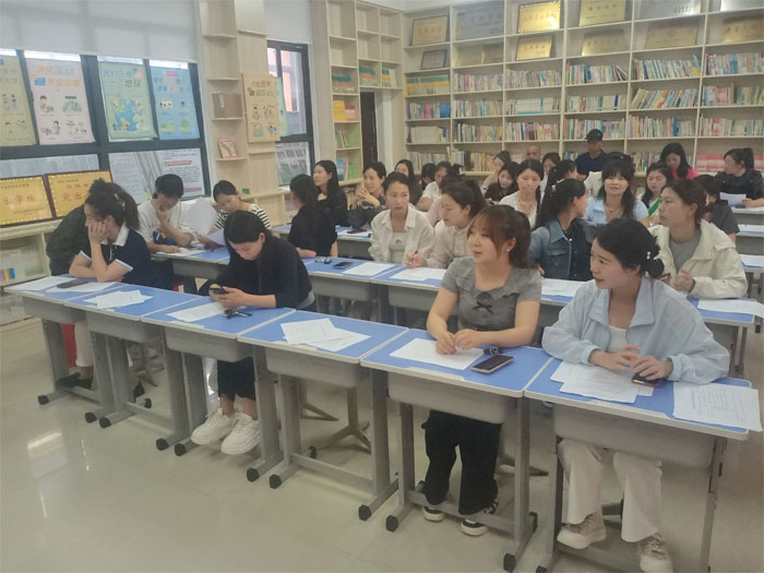 ��ɽ�(zh��n)��һС�W(xu��)�_չ��ʳ�Úgӭ�������}�_���ջ��(d��ng)