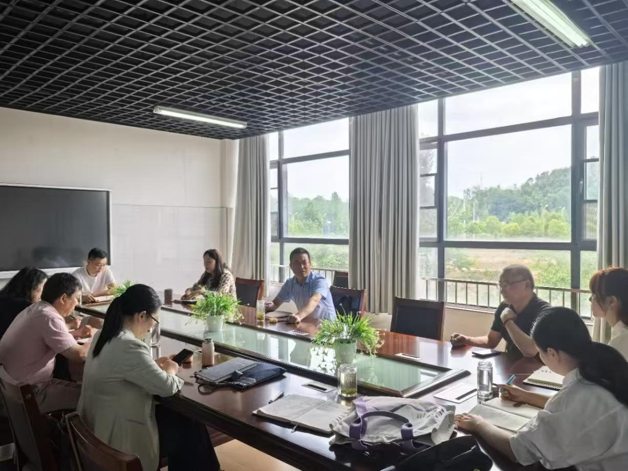 �L(zh��ng)���(zh��n)���ČW(xu��)У�_չ���й����������ν����̌W(xu��)�l(f��)չ��ʯ