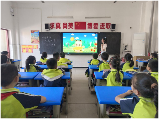 �����^(q��)���ӵ�һС�W(xu��)�_(k��i)չ���������ġ����(y��ng)���L(zh��ng)���������������»��(d��ng)