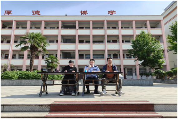 С���(zh��n)��һ�ЌW(xu��)�����θ�У�L(zh��ng)�M(j��n)У�@  ����У�@��ȫ ����������