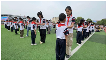 �ƿh�(zh��n)�ڶ�С�W(xu��)�e�k�c������һ�����H��ͯ��(ji��)��У�@�Ļ�ˇ�g(sh��)��(ji��)